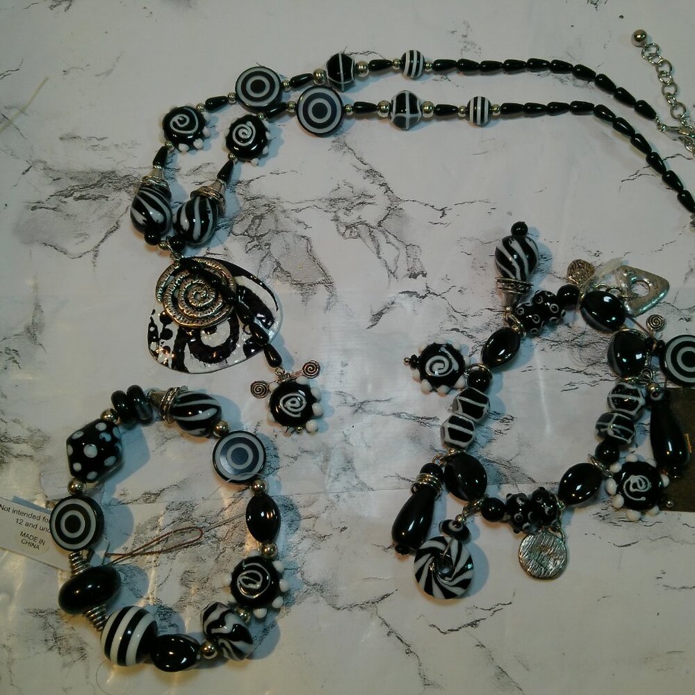 Black & White Mixed Materials Art Glass Enamel Silver Tone Pendant Necklace (420